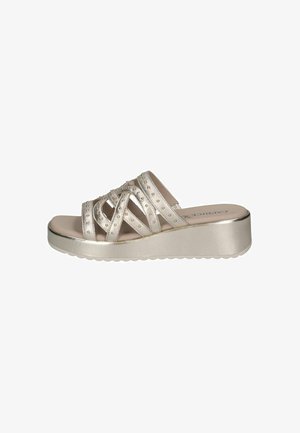 Dame metallic guld kile sandal med krydsede stropper og små nitter, slip-on stil, flad platformsål.