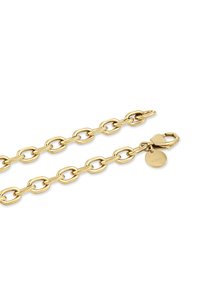 Bracciale in oro con maglie ovali, chiusura a moschettone e un piccolo disco rotondo inciso con del testo su sfondo bianco.