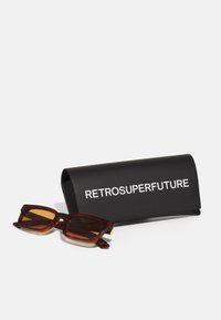 Gafas de sol RetroSuperFuture en carey oscuro, diseño de montura cuadrada. Acompañadas de un estuche negro con texto en blanco del logo.