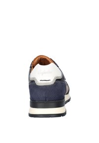 Baskets pour hommes en cuir texturé bleu marine, avec des accents blancs contrastants, un col rembourré et une semelle en caoutchouc. Marque sur le talon.