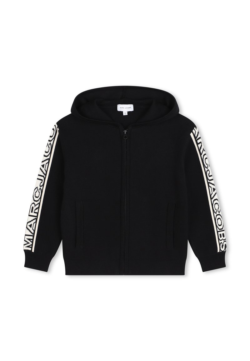 Felpa nera con zip e tasca frontale, caratterizzata da dettagli in bianco con il logo "MARJACOBS" su entrambe le maniche e una texture di tessuto morbido.