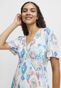b.young BYJACQUELINE - Freizeitkleid - clearwater ethnic mix