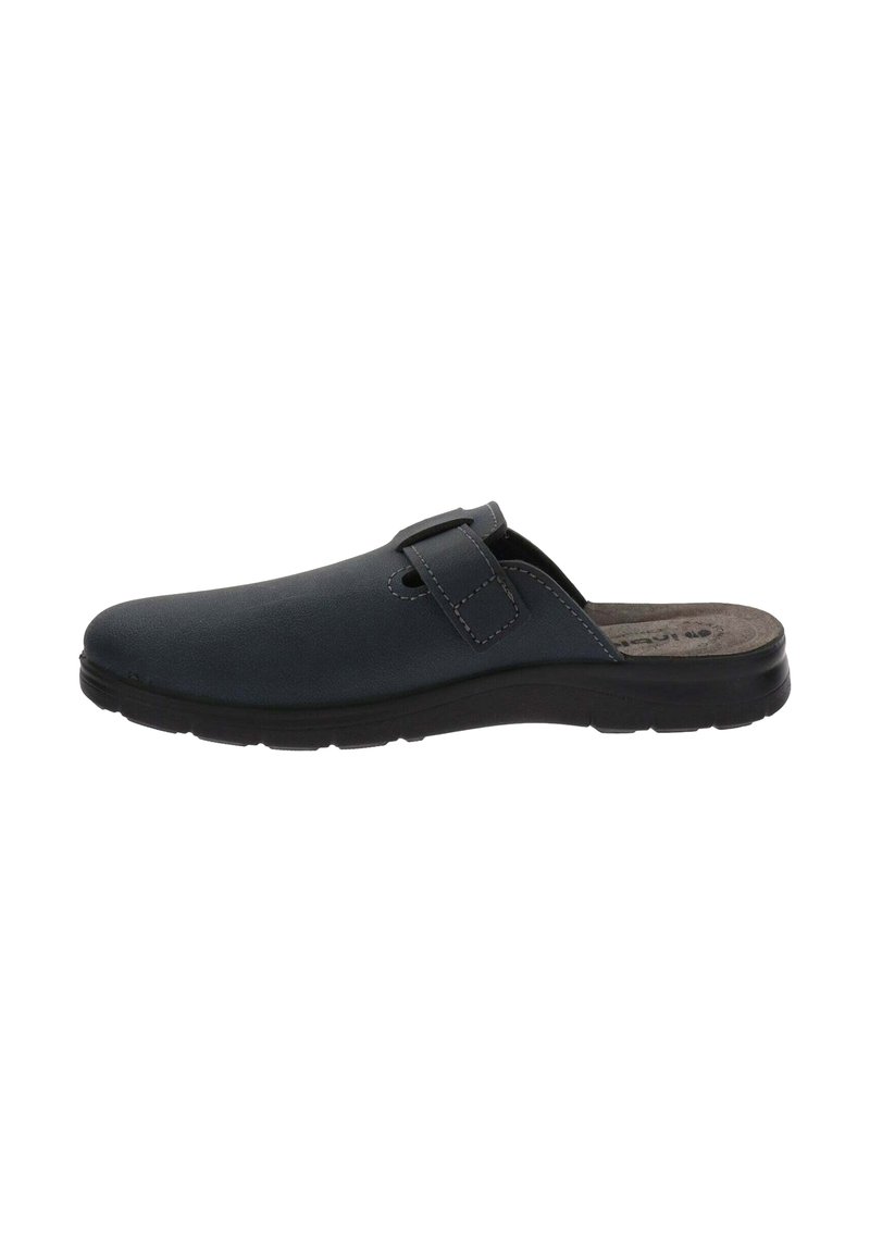 Zoccoli blu scuro slip-on con cinturino regolabile e suola nera testurizzata, progettati per uso interno o casual.