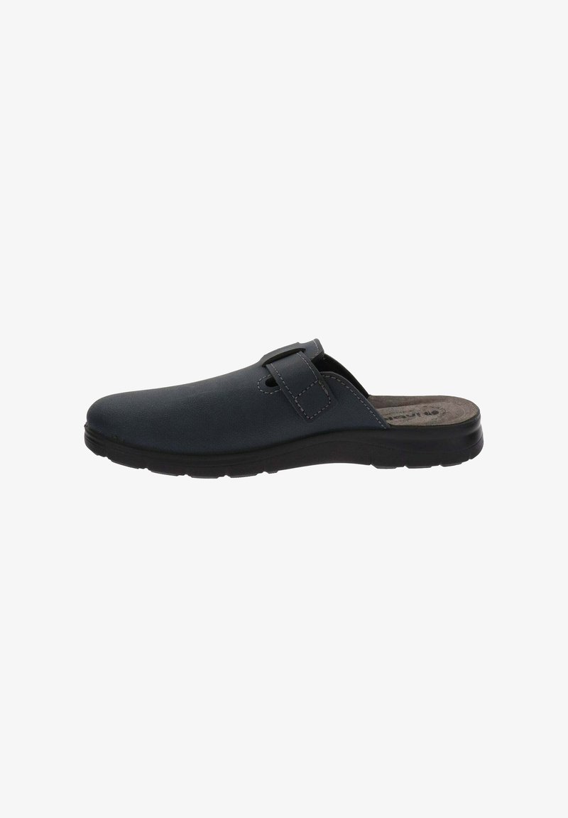 Zoccoli blu scuro slip-on con cinturino regolabile e suola nera testurizzata, progettati per uso interno o casual.