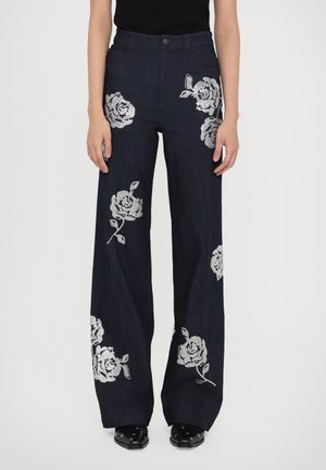 Donkerdenim wijde broek met zilveren bloemborduursels op beide benen, voorzien van een knoopsluiting aan de voorkant en zijzakken.