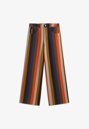 Gestreifte Bundfaltenhose aus Baumwolle mit vertikalen Streifen in Rot, Blau, Braun und Beige. Zwei Vordertaschen und eine vordere Knopfleiste.