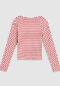 Chemise à manches longues rayée horizontale rouge et blanche avec un large décolleté, présentée à plat sur un fond uni.