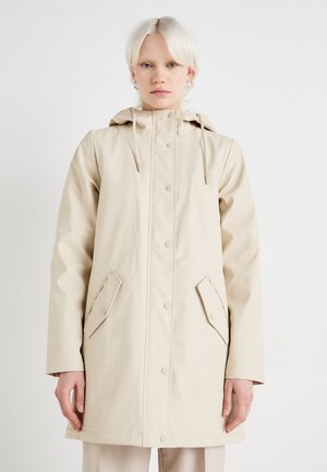 Beige vanntett jakke med hette, med trykknapp/knapp lukking og to skrå lommer. Glatt tekstur og rett snitt design.