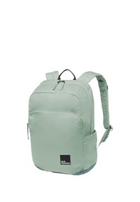 Sac à dos Jack Wolfskin vert clair avec bretelles rembourrées, poche zippée avant, poche latérale et poignée de transport supérieure.