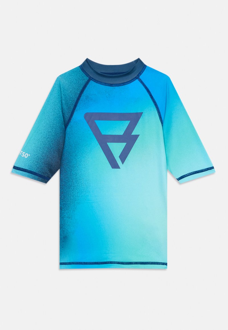 Camisa de manga corta tipo rash guard en tonos degradados de azul, con un logo azul oscuro en el frente, costuras planas y un cuello redondo.