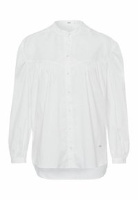 Camisa blanca de manga larga de algodón con un cierre de botones en la parte delantera, detalles plisados alrededor del pecho y un dobladillo curvado.