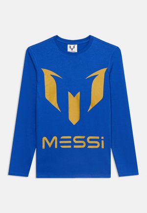 Blauw overhemd met lange mouwen met een geel gestileerd "M"-logo en de tekst "MESSi" aan de voorkant, ronde hals, plat gelegd op een witte achtergrond.