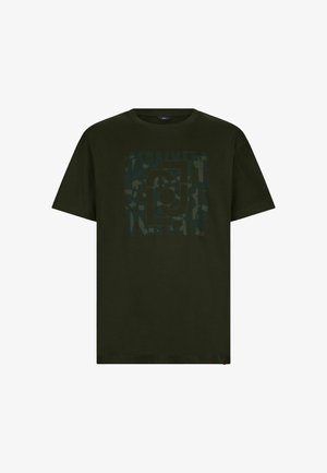 Olíva zöld pamut póló, középen sötétebb árnyalatú grafikai tervezéssel, kerek nyakkivágással és rövid ujjú.