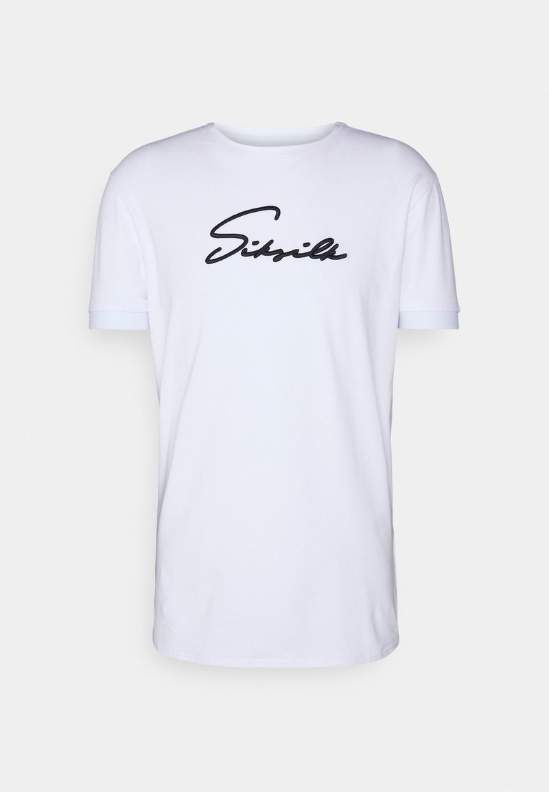 T-shirt blanc à manches courtes, col rond, avec un logo de marque en cursive noire centré sur la poitrine.