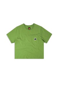 Camiseta de algodón verde con cuello redondo y mangas cortas. Presenta un bolsillo frontal con un logo de elefante en blanco y negro que contrasta.