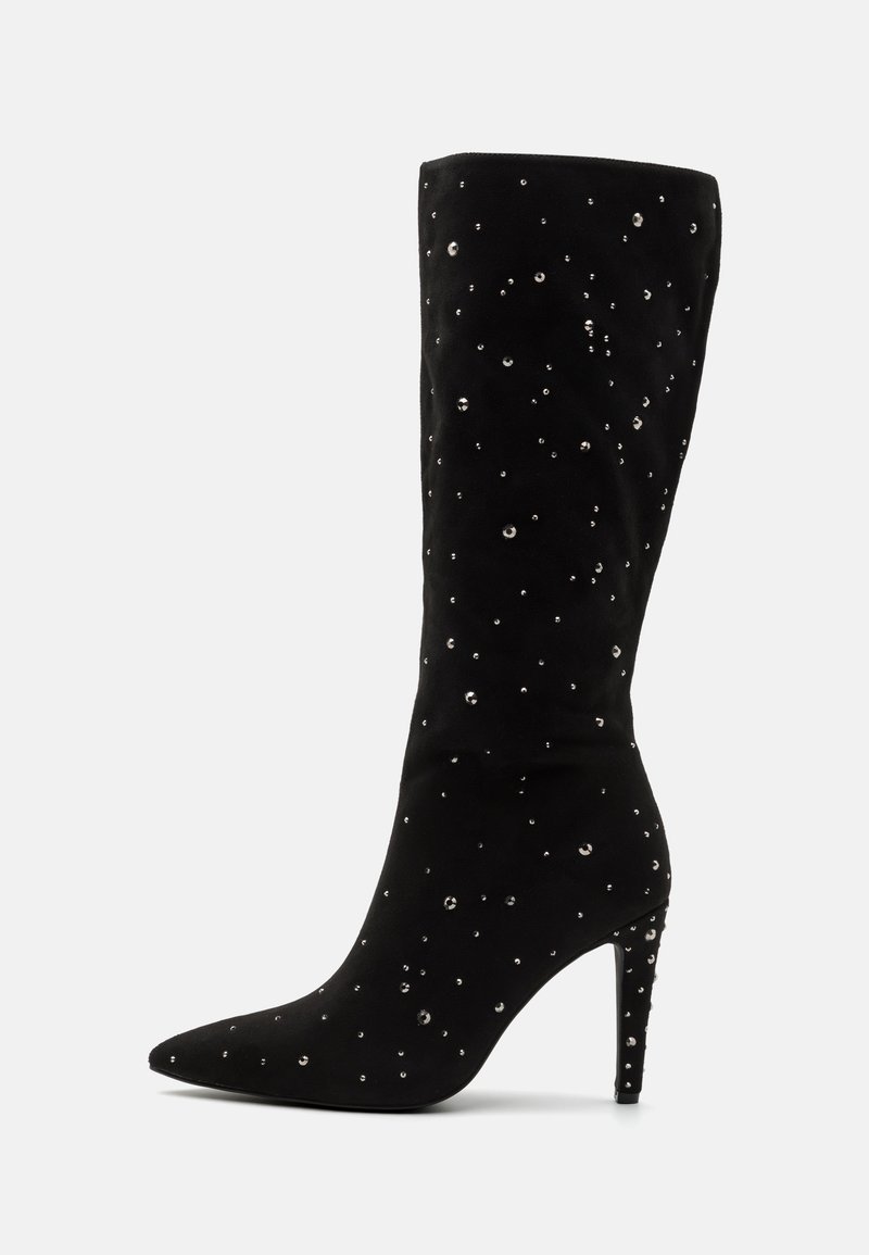 Bottes noires montantes en suède doux, dotées d'un bout pointu et ornées de rhinestones scintillants pour un embellissement supplémentaire.