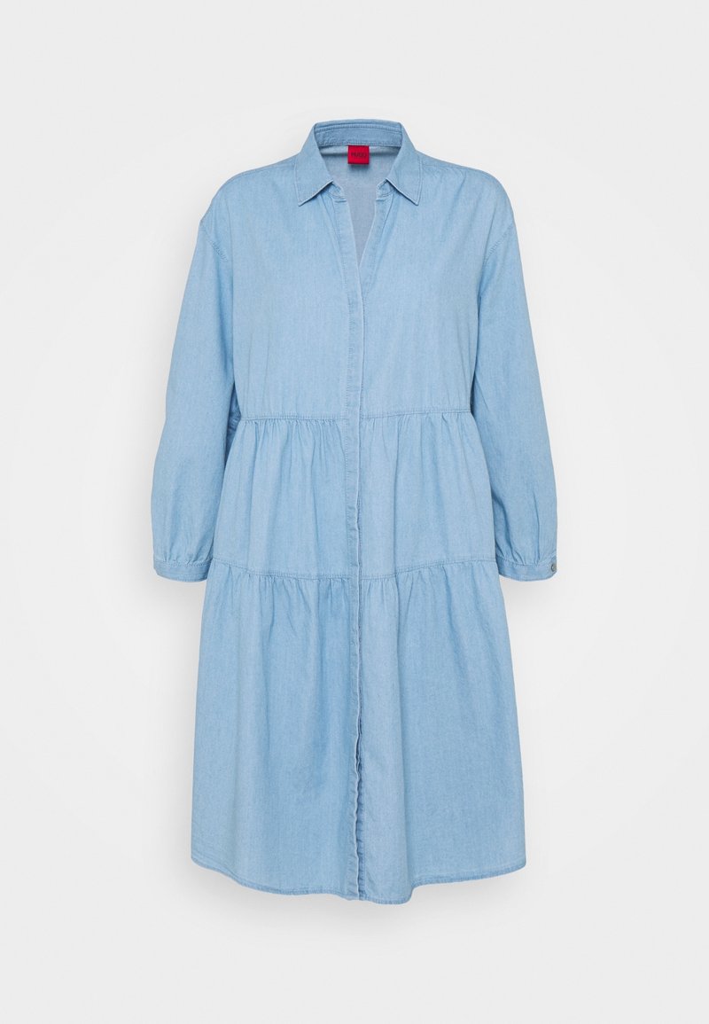 Abito camicia in denim azzurro chiaro con chiusura a bottoni, colletto e maniche a palloncino. Presenta un design a strati con una vestibilità comoda.