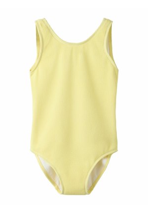 Gul ribbestrikket badedrakt med brede skulderstropper og rund hals, egnet for barn.
