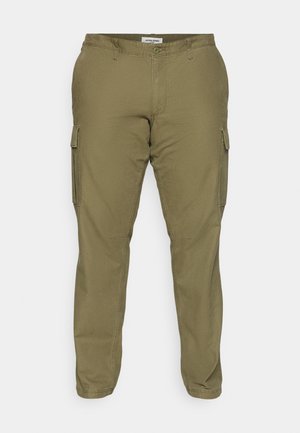 Pantaloni cargo verzi măslinii dintr-un material din bumbac, cu buzunare laterale, curea și un design cu picior drept. Textură netedă.