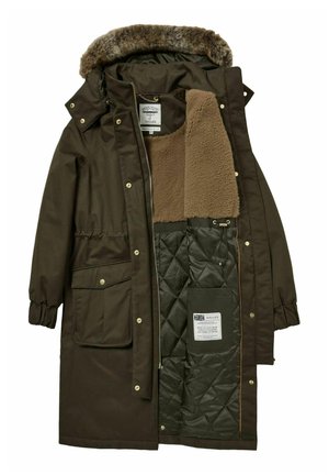 Dunkelbrauner Parka mit einer Kapuze aus Kunstpelz, gestepptem Innenfutter und zwei vorderen Taschen. Mit Reißverschluss und Druckknopfverschluss. Weiches, strukturiertes Innenfutter.