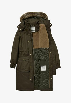 Dunkelbrauner Parka mit einer Kapuze aus Kunstpelz, gestepptem Innenfutter und zwei vorderen Taschen. Mit Reißverschluss und Druckknopfverschluss. Weiches, strukturiertes Innenfutter.