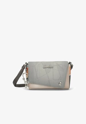 Kleine rechteckige Umhängetasche mit Patchwork-Design in Grau, Beige und Orange, mit Metall-Logo und Katzenanhänger am Riemen und vorne.