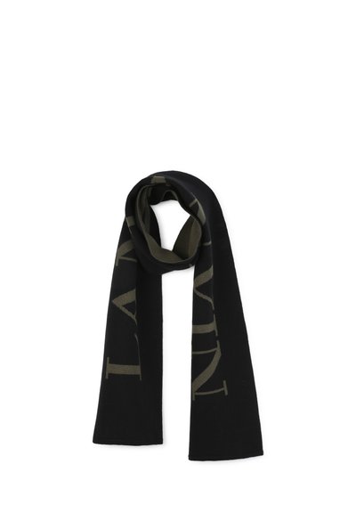 Cachecol preto com uma textura macia, apresentando um grande texto verde em contraste. Formato retangular, projetado para ser enrolado ou pendurado.