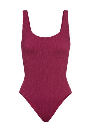 Jednodielne plavky v malinovej farbe s textúrovanou tkaninou, širokými ramienkami, okrúhlym výstrihom a vysoko vykrojeným strihom nohavičiek.