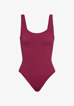 Traje de baño de una pieza en color frambuesa, que cuenta con una tela texturizada, tirantes anchos, escote redondeado y un diseño de pierna alta.