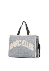 Grijze vilten boodschappentas met crèmekleurige, pluizige accenten en de tekst "MARC ELLIS". Voorzien van dubbele zwarte handvatten en een gestructureerde rechthoekige vorm.
