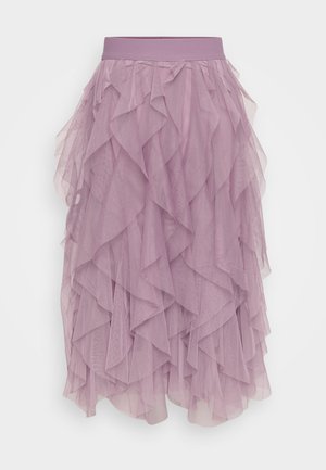 Lila tilla svārki ar slāņainām volānām, elastīgu jostu un vieglu, caurspīdīgu tekstūru. Izstrādāti ar pakāpenisku siluetu.