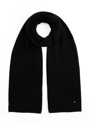 Schwarzer gerippter Strickschal, gefaltet, mit einem kleinen roten, weißen und blauen rechteckigen Logo nahe einem Ende auf weißem Hintergrund.