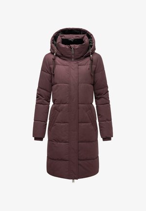 Sarkans pūkains mētelis ar kapuci, ar rāvējslēdzēju, sānu kabatām un elastīgām aprocēm. Izgatavots no strukturēta, izolējoša materiāla.