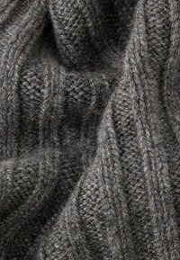 Texturiertes graues Strickgewebe mit vertikalen Rippungen und einer weichen, flauschigen Oberfläche, das aus Wolle oder einem Wollgemisch besteht.