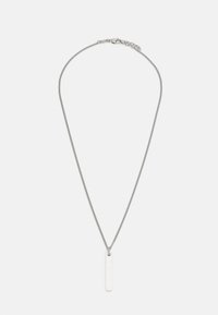 Collar de cadena de plata con un colgante rectangular de superficie lisa y pulida. La cadena tiene un diseño texturizado para un detalle adicional.