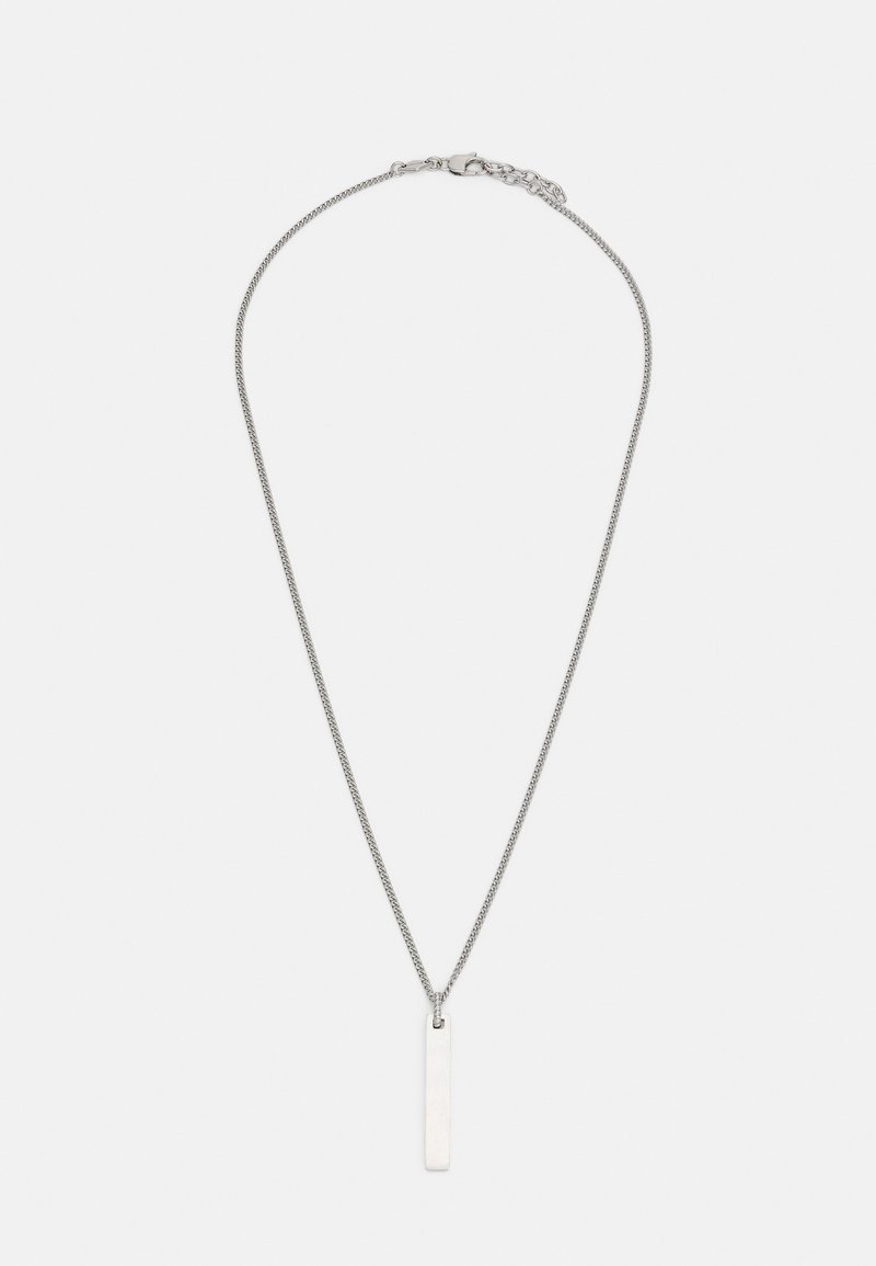 Collar de cadena de plata con un colgante rectangular de superficie lisa y pulida. La cadena tiene un diseño texturizado para un detalle adicional.
