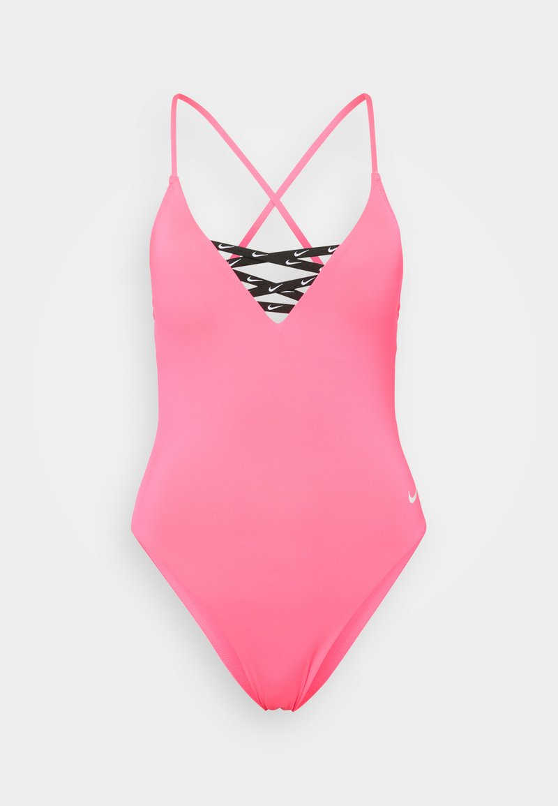 Costume da bagno intero rosa con scollatura a V profonda, spalline incrociate nere con logo bianco e tessuto liscio ed elastico.