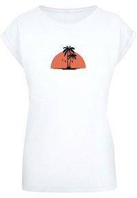 Hvid t-shirt med korte ærmer, der har en sort silhuet af en palme mod et koralfarvet sol-grafik. Blødt stof med en afslappet pasform.