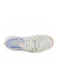 Zapatilla deportiva de color gris claro, confeccionada con materiales de malla y sintéticos, con detalles en azul claro, una suela texturizada y un diseño de cordones seguro.
