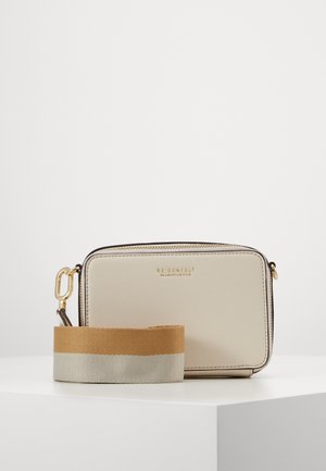 Beige leren tas met gouden hardware, ritssluiting en logo. Inclusief een afneembare schouderband in tan en grijstinten. Minimalistisch ontwerp.