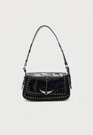 Čierna kožená kabelka na rameno so striebornými cvokmi a kovovým emblémom s krídlami na prednom preklade na jednofarebnom pozadí.