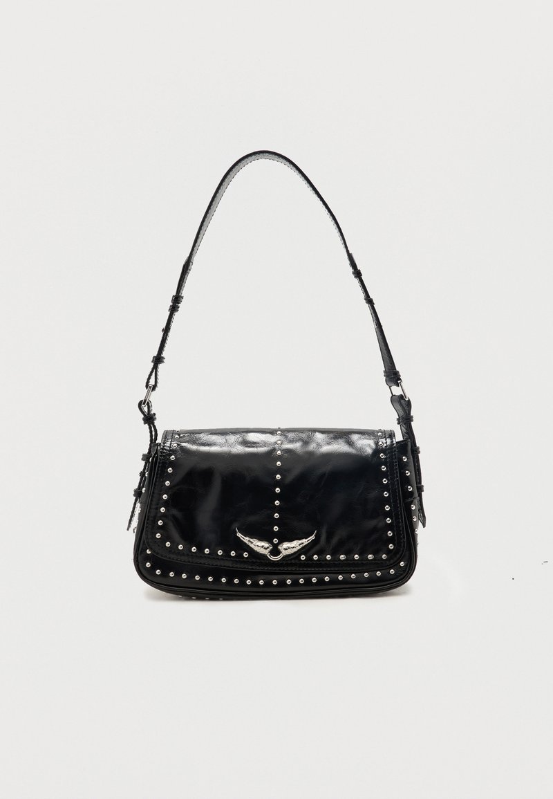 Μαύρο δερμάτινο τσαντάκι ώμου με ασημί χάντρες και μεταλλικό έμβλημα με φτερά στην μπροστινή πτερύγια, σε μονόχρωμο φόντο.