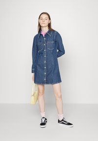 Levi's® SABINE DRESS Vestido vaquero mid marble/blue denim