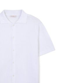 Weißes Poloshirt mit kurzen Ärmeln aus weichem Strickstoff. Verfügt über einen klassischen Kragen und eine Knopfleiste mit kleinen, hellen Knöpfen.