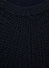 Pullover in maglina blu scuro con tessuto testurizzato, caratterizzato da un collo a girocollo a coste e un pattern di trama uniforme.
