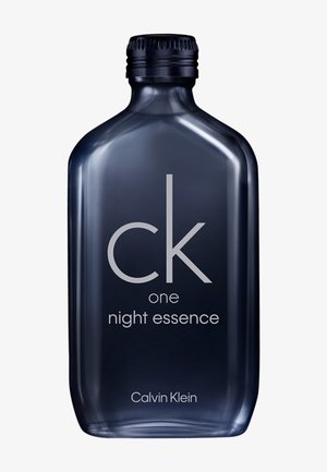 Bouteille translucide bleu foncé avec bouchon noir étiquetée « ck one night essence » par Calvin Klein.