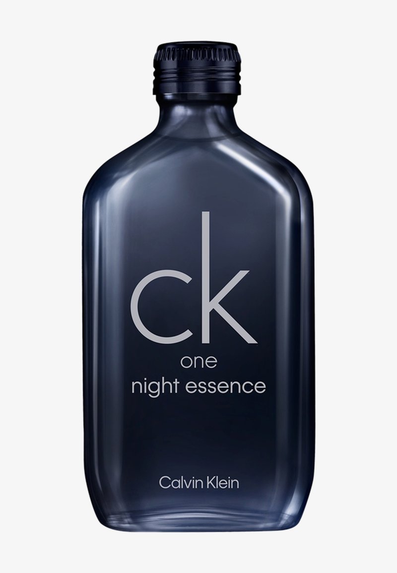 Dunkelblaue durchscheinende Flasche mit schwarzem Verschluss, beschriftet mit "ck one night essence" von Calvin Klein.
