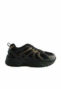 Des chaussures de sport noires avec une tige en mesh, une semelle en caoutchouc texturé et des accents dorés sur les côtés et les lacets, conçues pour le confort et le soutien.