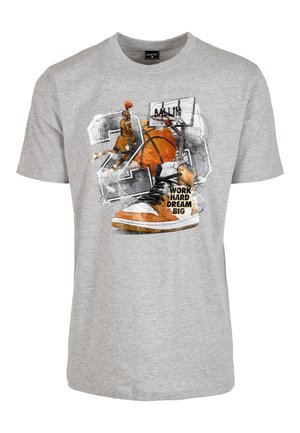 Jasnoszary bawełniany t-shirt z nadrukiem graficznym przedstawiającym koszykarza, piłkę i trampki oraz tekstem "PRACUJ CIĘŻKO, MARZ WIELKO".