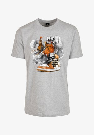 T-shirt en coton gris clair avec un imprimé graphique représentant un joueur de basket, un ballon et des baskets, accompagné du texte "TRAVAILLE DUR RÊVE GRAND".